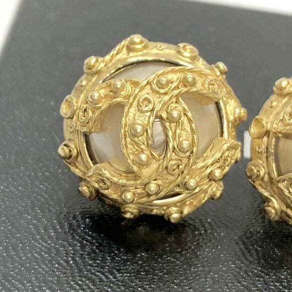 CHANEL CC Logos Pearl Round Clip-On Earrings Gold Tone 94A Auth w/Box D-b1151229 - Picture 5 of 16